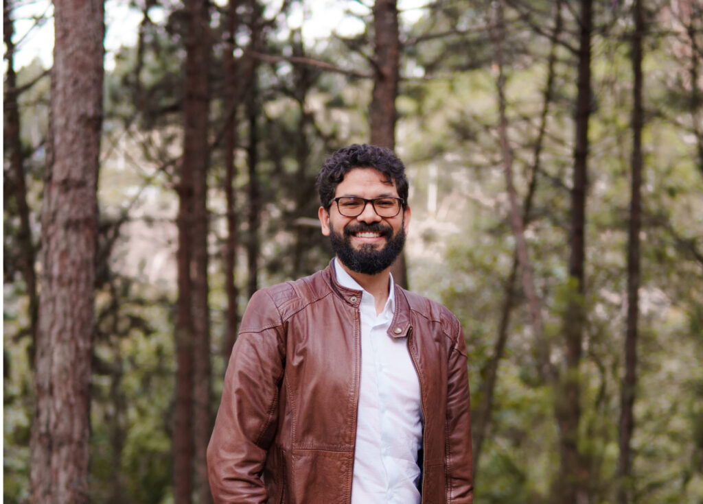 Psicólogo clínico guiando a paciente en su proceso de autoconocimiento.