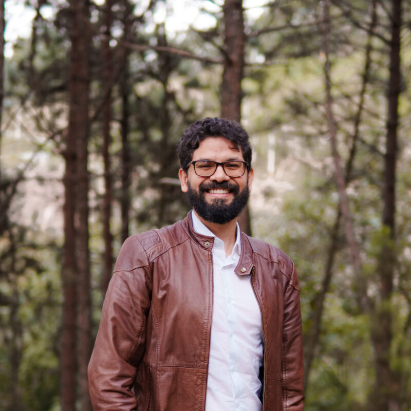 Psicólogo clínico guiando a paciente en su proceso de autoconocimiento.